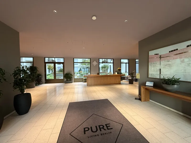 Untermiete / Nachmieter gesucht – Premium-Apartment mit Concierge direkt an der East Side Gallery — photo 1